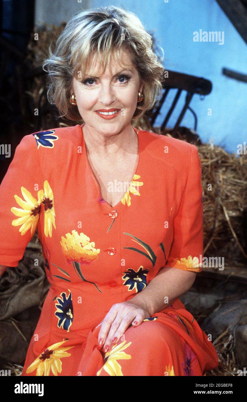 Petra Kusch-Lück, deutsche Moderatorin, Sängerin und Tänzerin, präsentiert die Musikantenscheune in der ARD, 1999. Petra Kusch-Lueck, moderatore tedesco, cantante e ballerina, presenta Musikantenscheune, programma ARD TV, 1999. Foto Stock