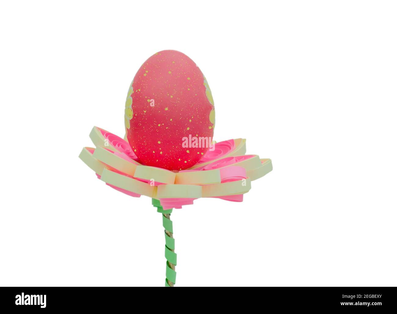 Uovo di gallina rosa su un supporto a forma di fiore, per Pasqua, isolato su sfondo bianco Foto Stock