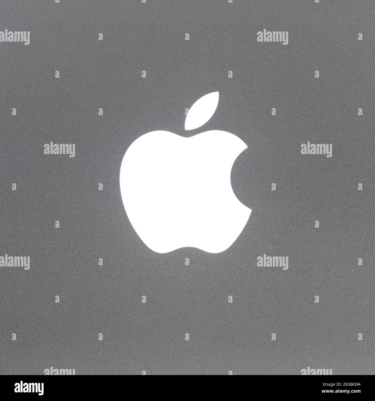 Macro shot del logo Apple retroilluminato MacBook Pro, struttura in alluminio spazzolato. Foto Stock