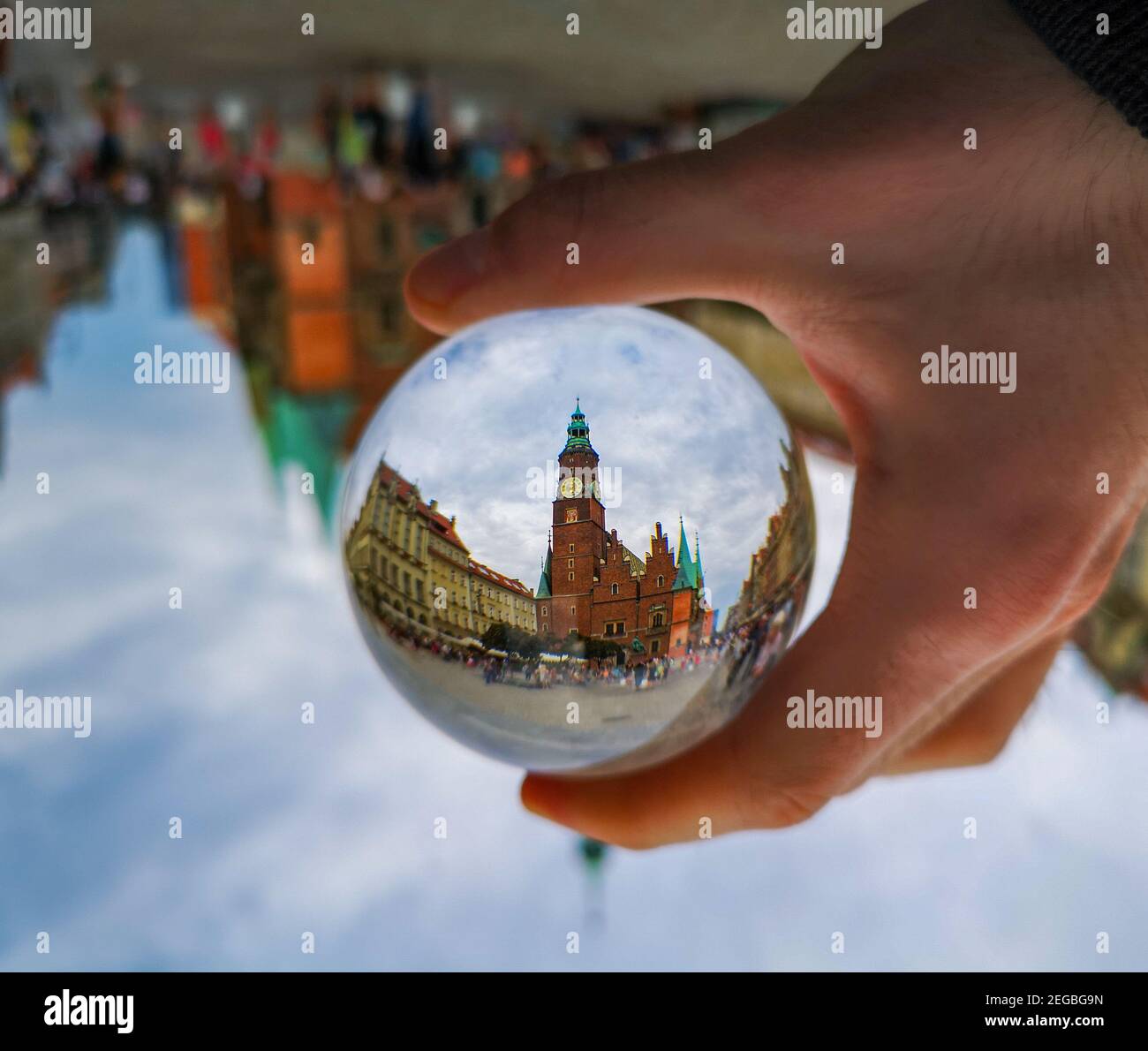 Wroclaw Luglio 19 2019 Wroclaw Town Hall torre riflessa in lensball cristallo vetroso Foto Stock