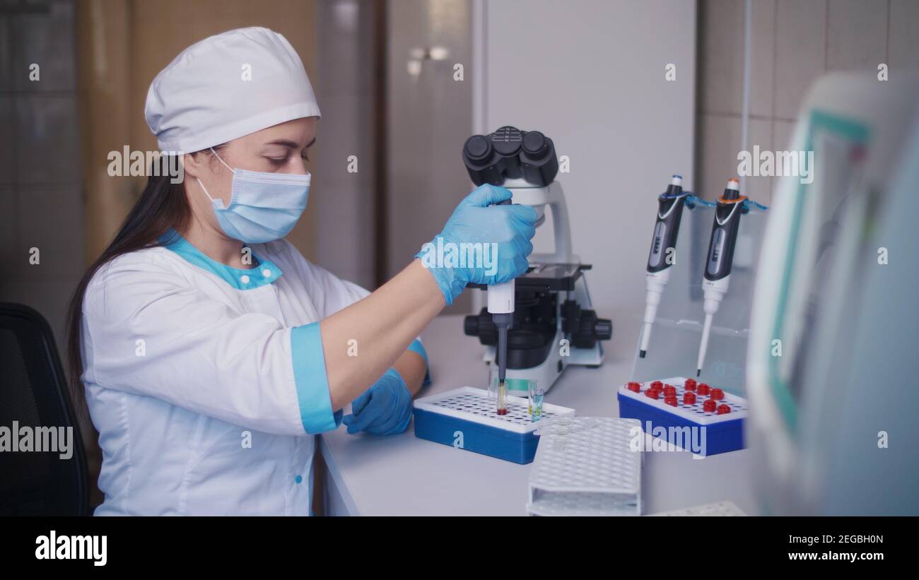 Il chimico ha mescolato i prodotti chimici per trovare i farmaci antiretrovirali nel laboratorio. Foto Stock