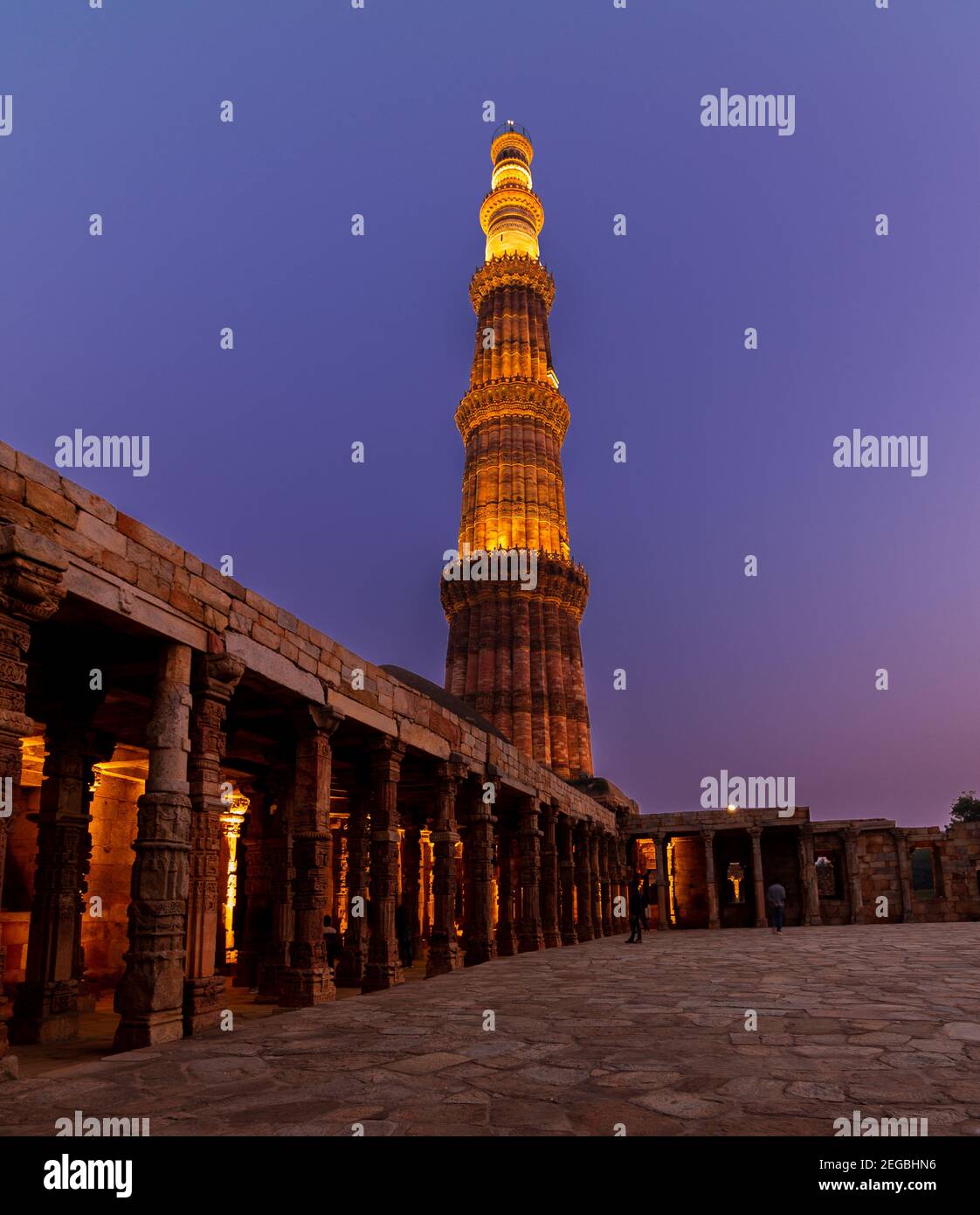 Qutub Minar (Minareto) un minareto più alto in India che si erge a 73 metri di altezza torre rastremata di cinque piani in arenaria rossa. Foto Stock