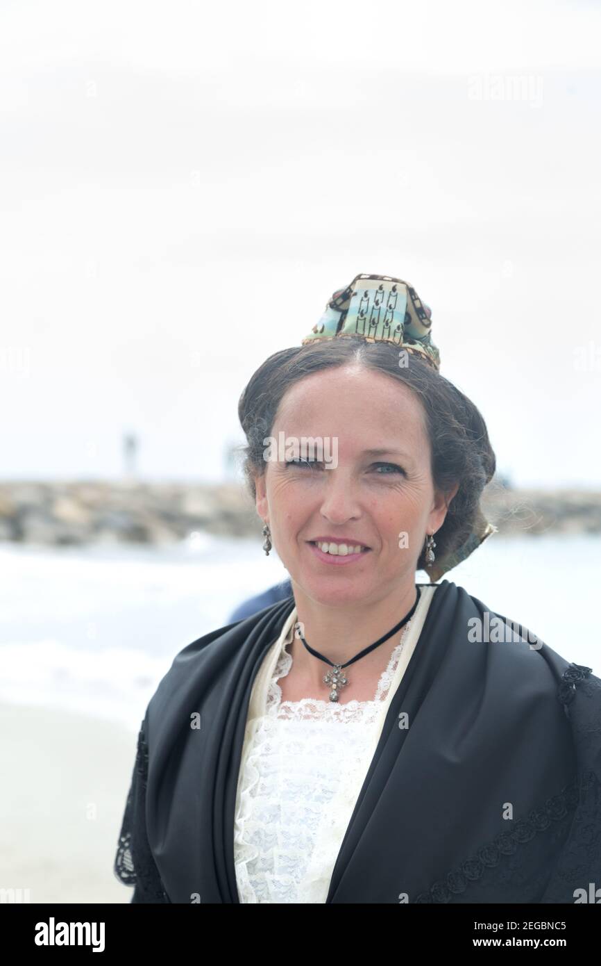 La processione dei Santi Maria Giacobe e Maria Salomé Dalla chiesa di Saintes Maries de la Mer in Il mare attraverso le strade di Saintes Marie Foto Stock