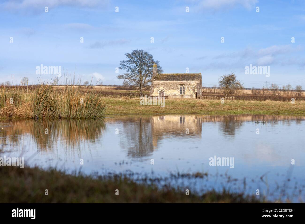 Cappella principale - una cappella anglicana ridondante nel mezzo Di un campo vicino a Saxton nel Nord Yorkshire Foto Stock