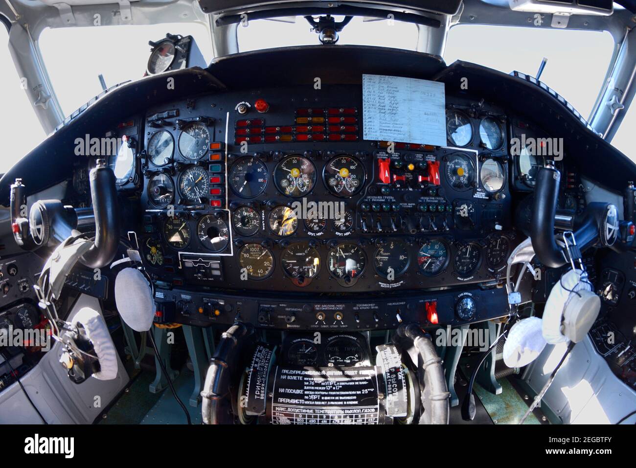 Il cruscotto nell'abitacolo di AN-30, un aereo cartografico aereo. Spettacolo aereo all'aeroporto di Zhuljany. 16 settembre 2016. Kiev, Ucraina. Foto Stock