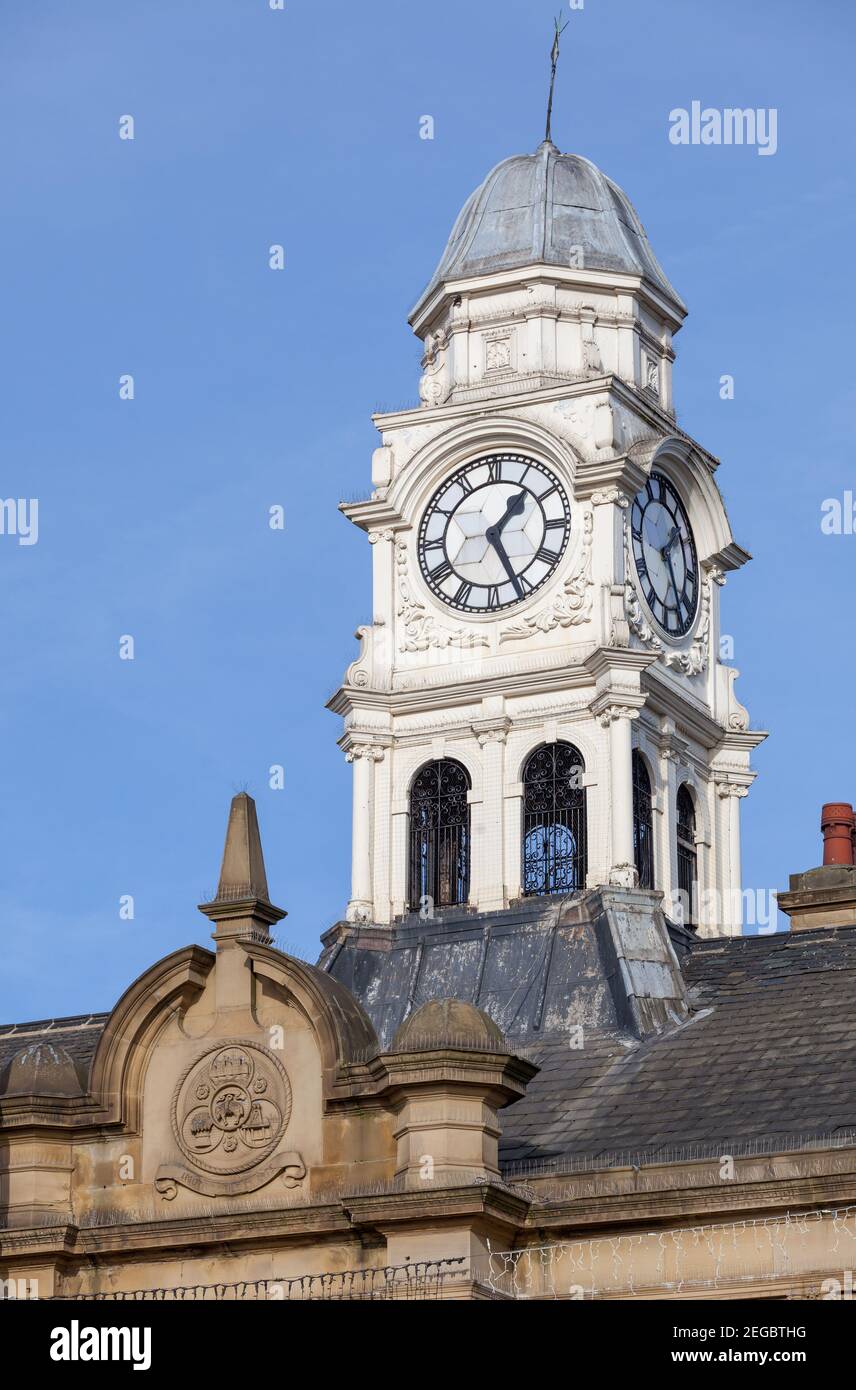 Vista dettagliata del Municipio di Ossett che mostra la torre dell'orologio con cupola bianca e cupola Foto Stock