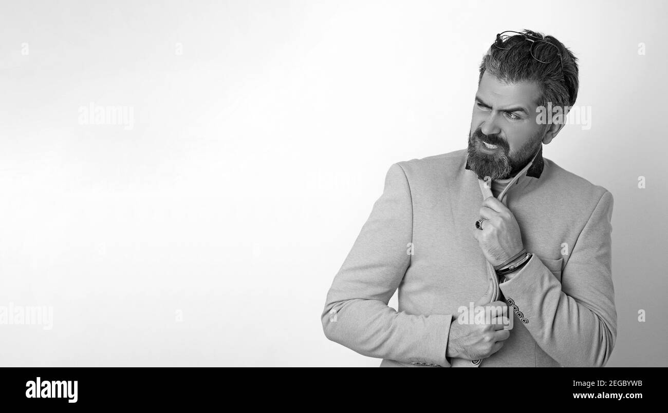 Bell'uomo d'affari che va freddo a causa di bassa temperatura o malattia. Foto Stock