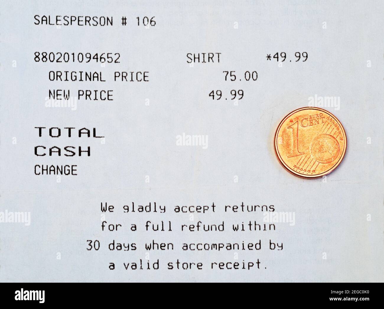 una moneta da centesimo di euro su una ricevuta che mostra lo sconto di vendita Foto Stock