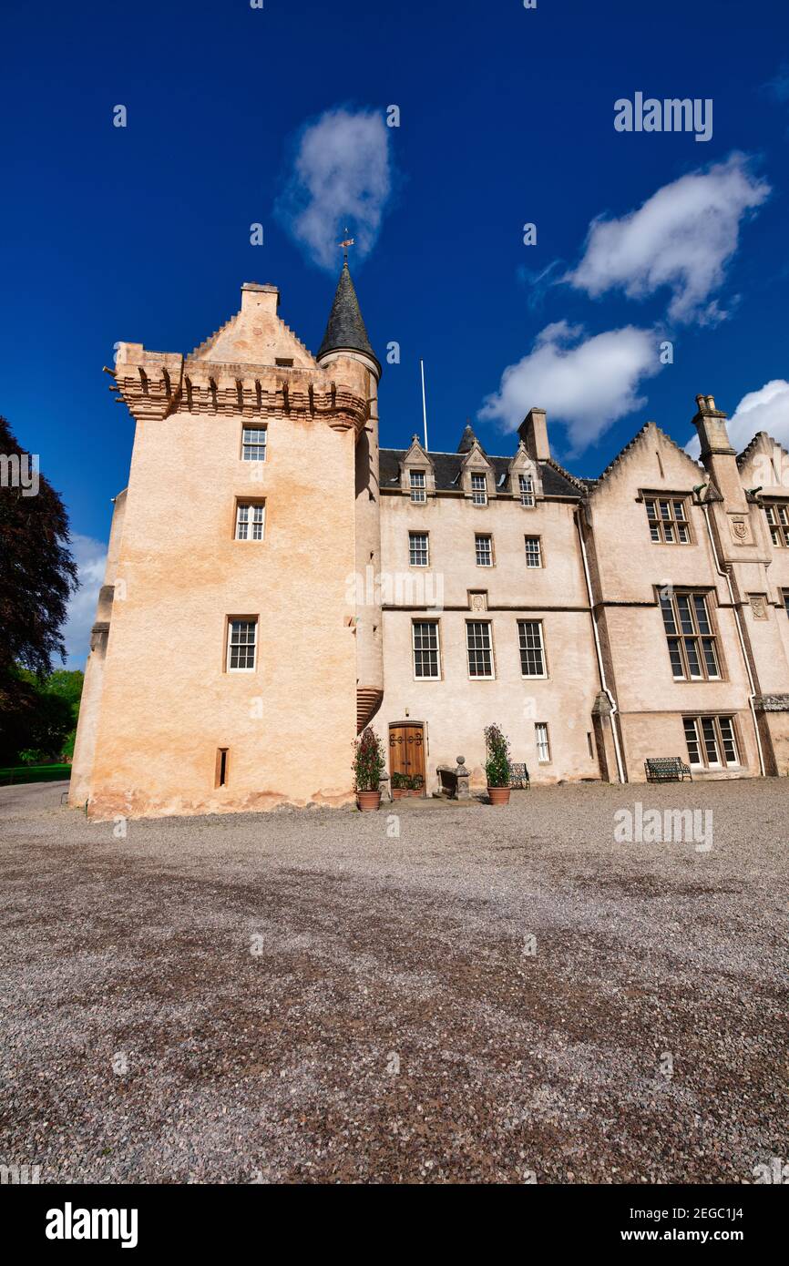 Il castello di Brodie, di colore rosa e turrito, dimora ancestrale del Clan di Brodie per oltre 400 anni, Forres, Moray, Highland, Scozia. Foto Stock