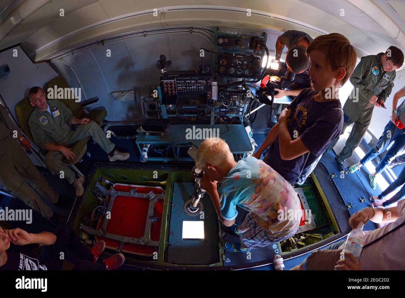 Ragazzi che imparano le attrezzature del velivolo militare ricognizione Antonov 30. 16 settembre 2019. Kiev, Ucraina Foto Stock