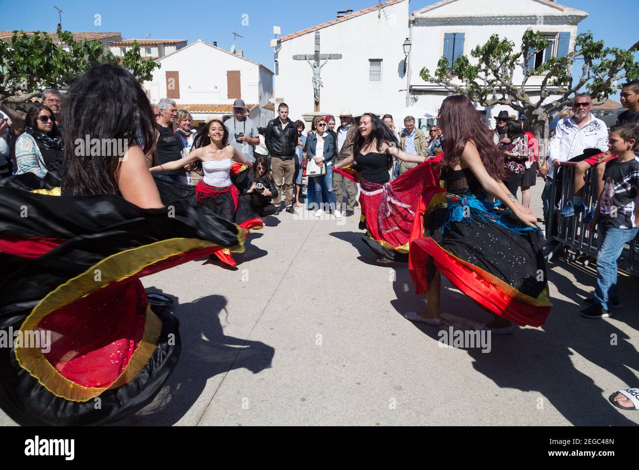 Francia Sainte Maries De la Mer i giovani romani giocano trazionale Musica e danza per le strade di Sainte Maries De La Mer Foto Stock