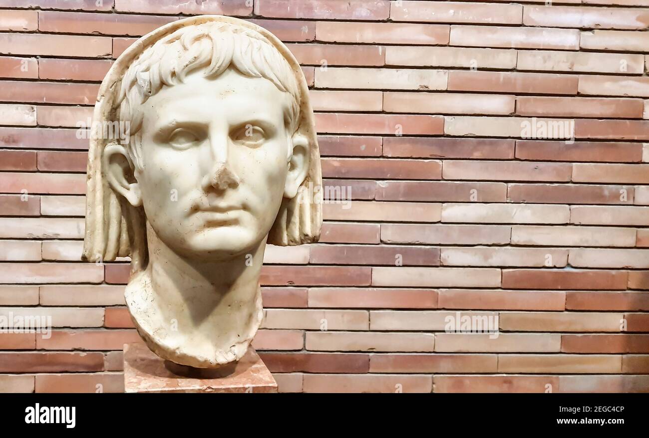 Primo piano della testa dell'Imperatore Augusto nel Museo Nazionale d'Arte Romana di Merida, Spagna Foto Stock