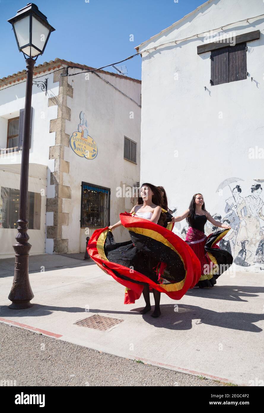 Francia Sainte Maries De la Mer i giovani romani giocano trazionale Musica e danza per le strade di Sainte Maries De La Mer Foto Stock