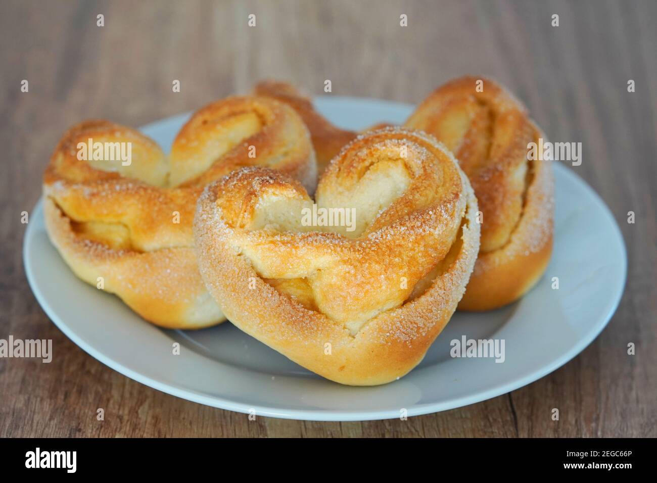 Pasticceria fatta da pasta di lievito con spruzzi di zucchero. Dolci panini. Foto Stock