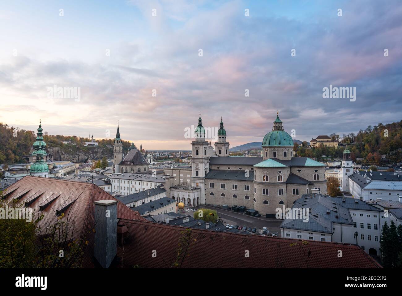 Vista aerea dello skyline di Salisburgo al tramonto - Salisburgo, Austria Foto Stock Vista aerea dello skyline di Salisburgo al tramonto - Salisburgo, Austria Foto Stock