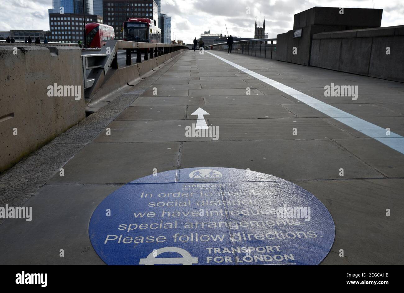 Città di Londra, Londra, Regno Unito. 18 Feb 2021. Percorso fuori blocco che sarà annunciato la prossima settimana. Adesivi per marciapiedi a distanza sociale nel quartiere finanziario della City of London. Credit: Matthew Chpicle/Alamy Live News Foto Stock