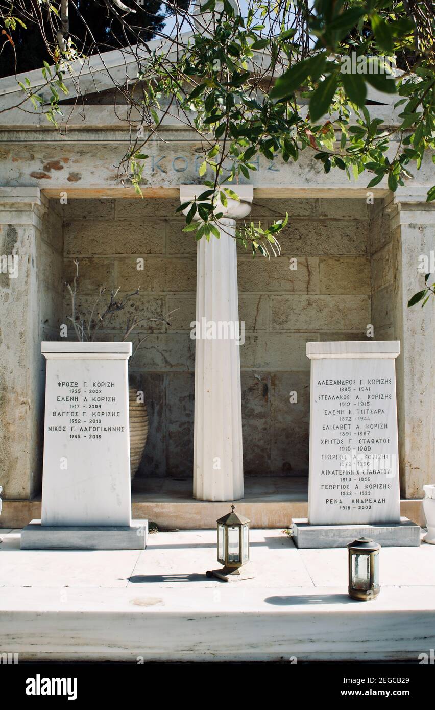 Atene, Grecia - 3 febbraio 2021 : dettaglio di un mausoleo nel primo Cimitero di Atene, Grecia Foto Stock