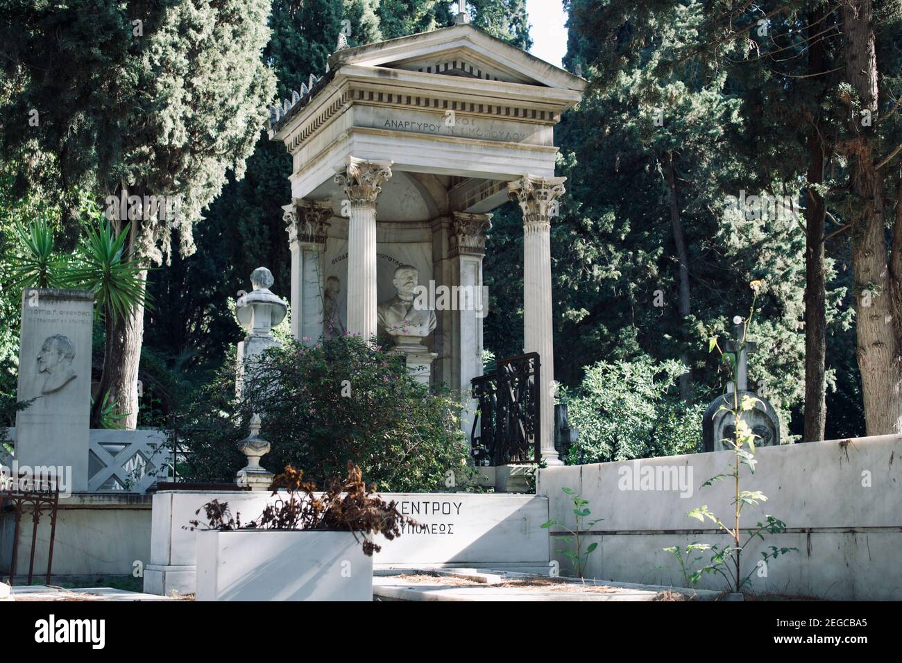 Atene, Grecia - 3 febbraio 2021 : dettaglio di un mausoleo nel primo Cimitero di Atene, Grecia Foto Stock