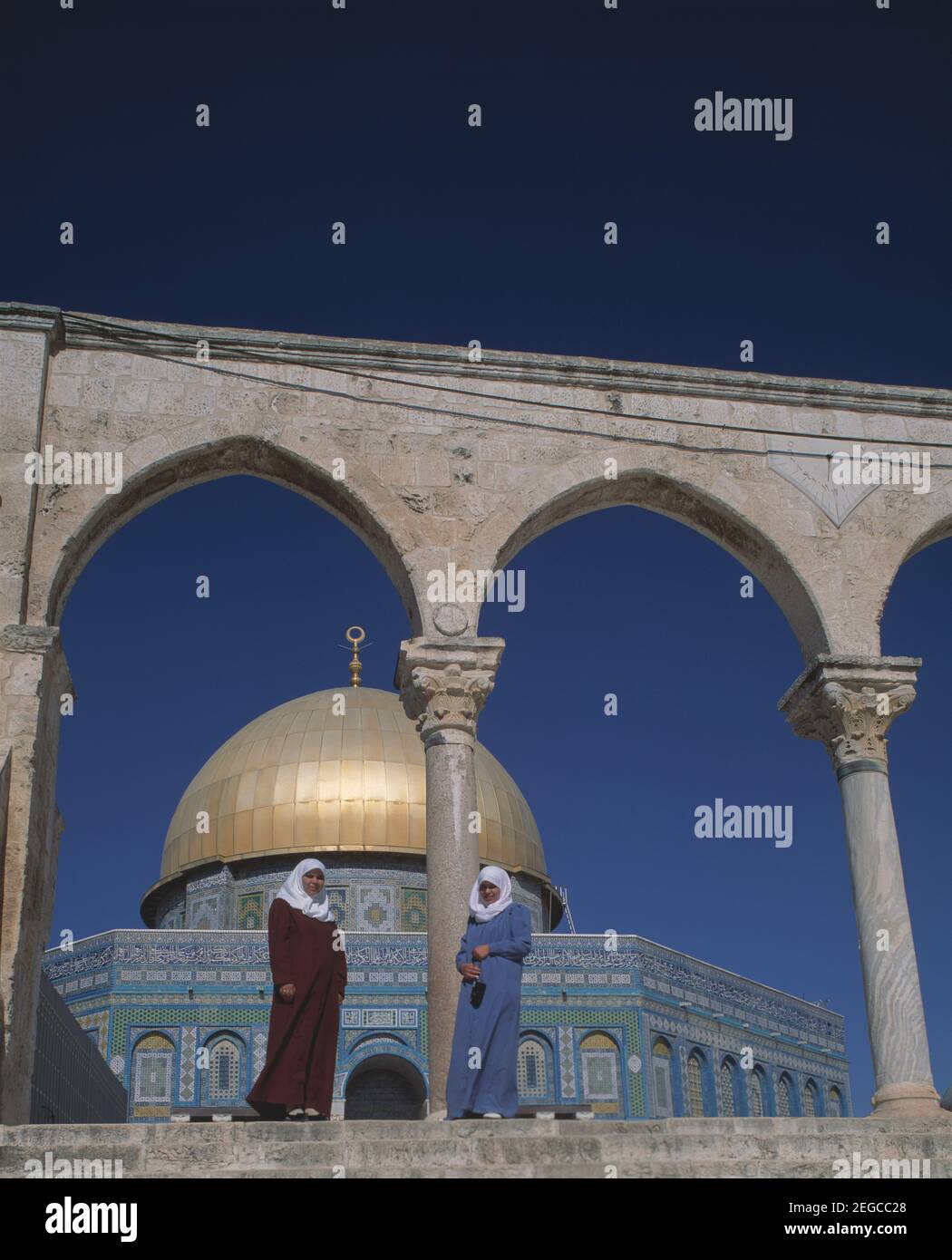 Israele. Gerusalemme. Cupola della roccia. Vista attraverso l'arco romano con due donne musulmane. Foto Stock