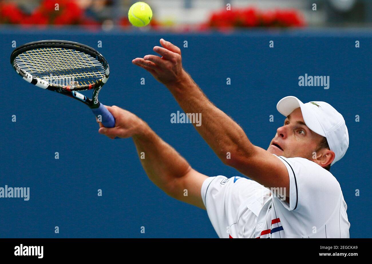 Tennis - US Open - Flushing Meadows, New York City, Stati Uniti d'America -  2/9/12 Singles - Andy Roddick degli Stati Uniti serve durante il suo terzo  round match Mandatory Credit: Action