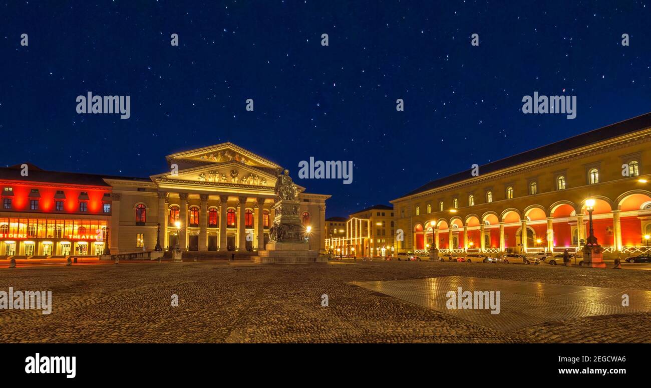 Max-Joseph-Platz con l'Opera di Stato Bavarese e il Palais Toerring-Jettenbach di notte, Monaco, Baviera, Germania, Europa Foto Stock