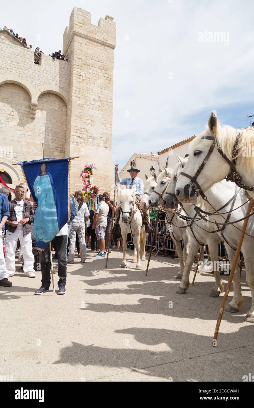 'Les Gardiens Camargaises', in cima ai loro cavalli Camargue aspettare fuori della Chiesa di Saintes Marie de la Mer per la fine del servizio della chiesa e la prosce Foto Stock
