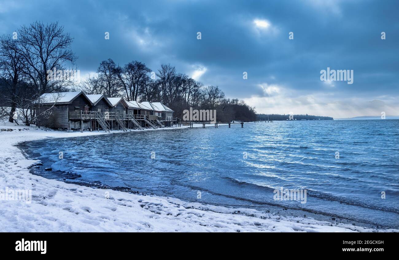 Boathouses in inverno su Ammersee, Stegen , Fuenfseenland, alta Baviera, Baviera, Germania, Europa Foto Stock