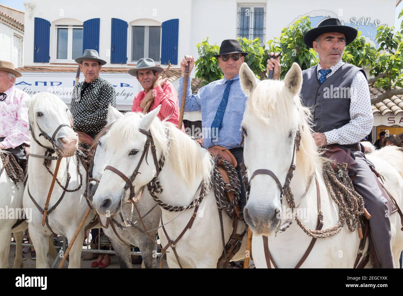 Francia Saintes Maries De la Mer 'Les Gardiens Camargaises', in cima ai loro cavalli Camargue attendere l'inizio della processione Foto Stock