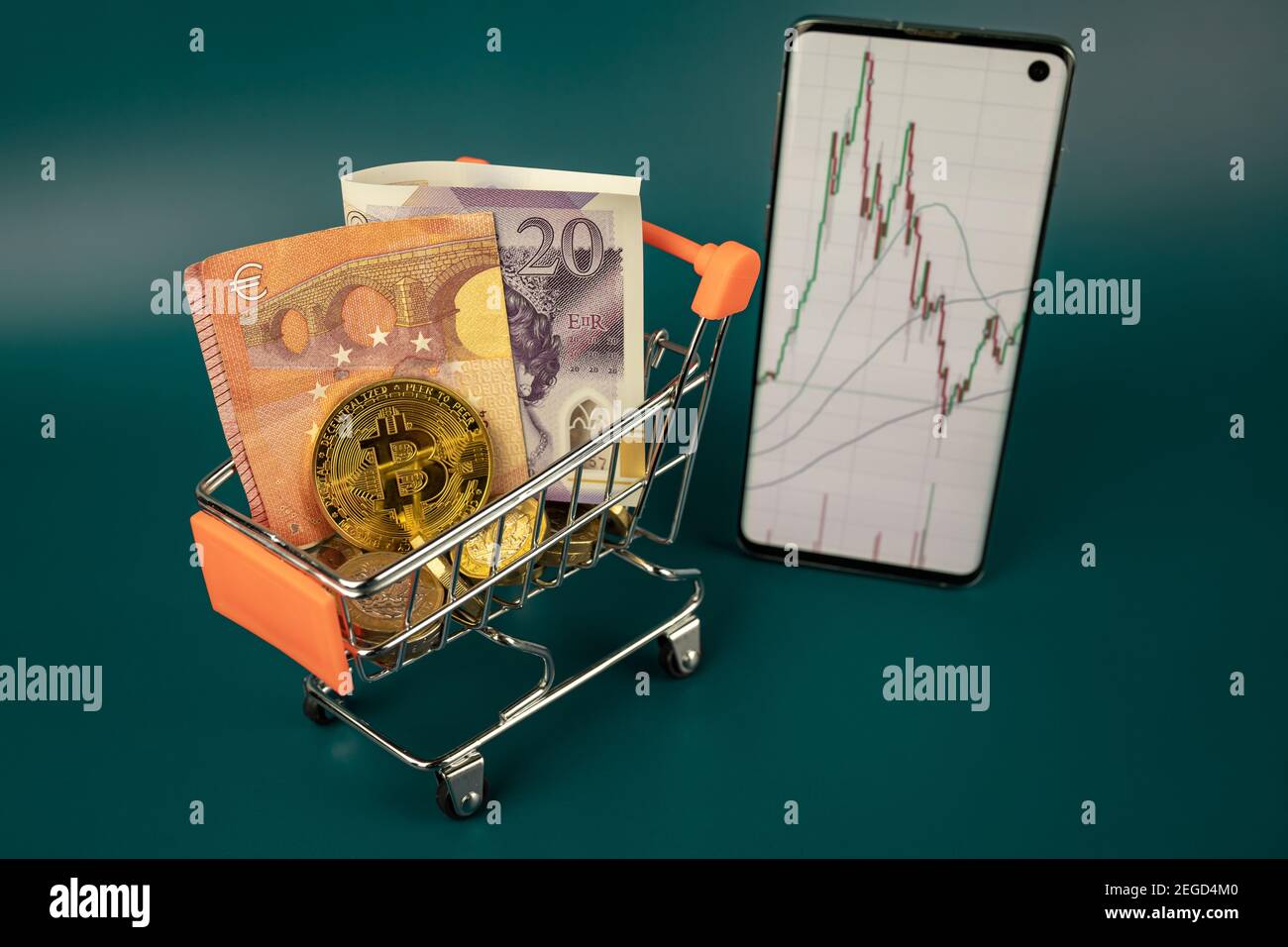 Bitcoin con sterline e euro in contanti nel carrello per lo shopping Foto Stock