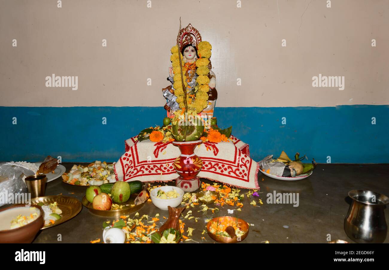 Vasant Panchami o Sarasvati Puja in onore di Saraswati, dea della conoscenza, della lingua, della musica e di tutte le arti Foto Stock