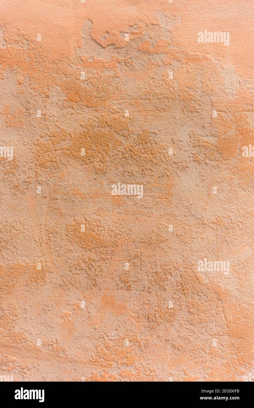Una parete grintosa e testurizzata dipinta in terracotta che mostra Texture su un muro a Bologna Italia Foto Stock
