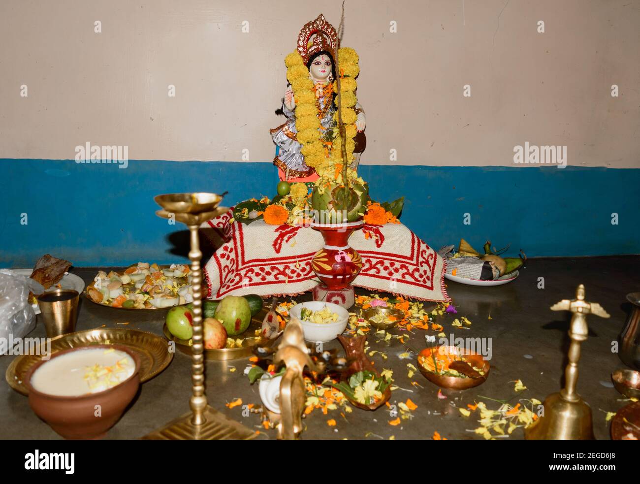 Vasant Panchami o Sarasvati Puja in onore di Saraswati, dea della conoscenza, della lingua, della musica e di tutte le arti Foto Stock