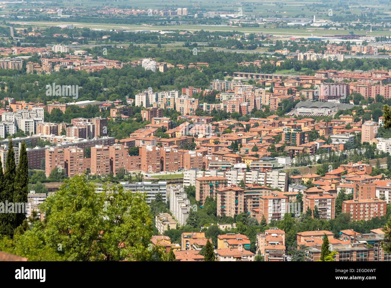 Una vista aerea della nuova parte del sud-ovest di Bologna Italia che mostra i blocchi di appartamenti case ed edifici. Foto Stock