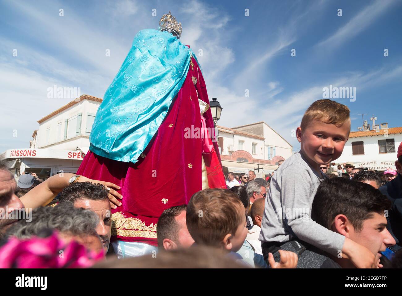 Roma e altri partecipanti accompagnano la statua della Zingara Patrono di Sarah nella processione annuale per le strade Di Saintes-Maries-de-la- Foto Stock