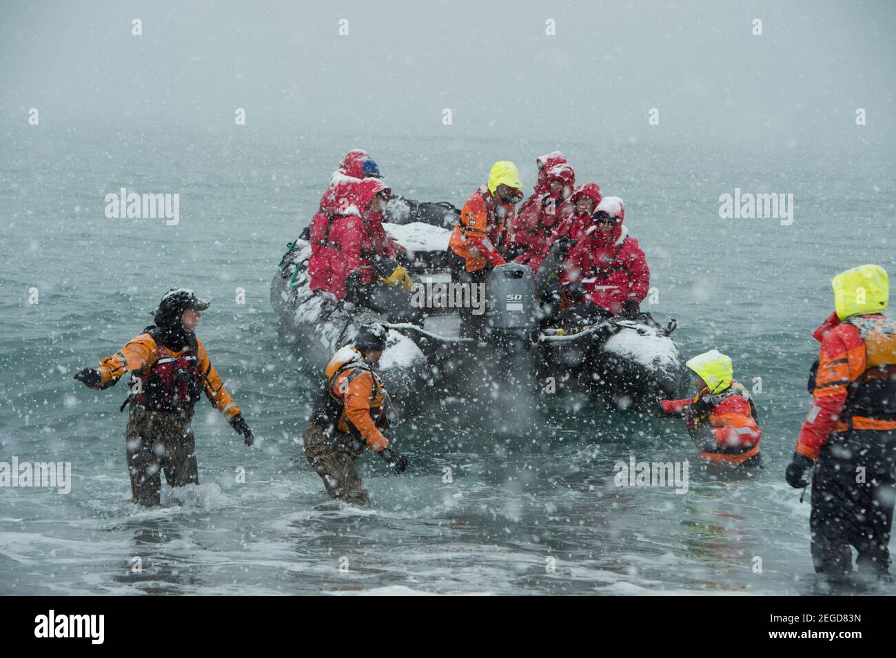 Il turista lascia l'atterraggio a St Andrews Bay sulla Georgia del Sud Isola Antartide in una barca zodiaca nella neve Foto Stock