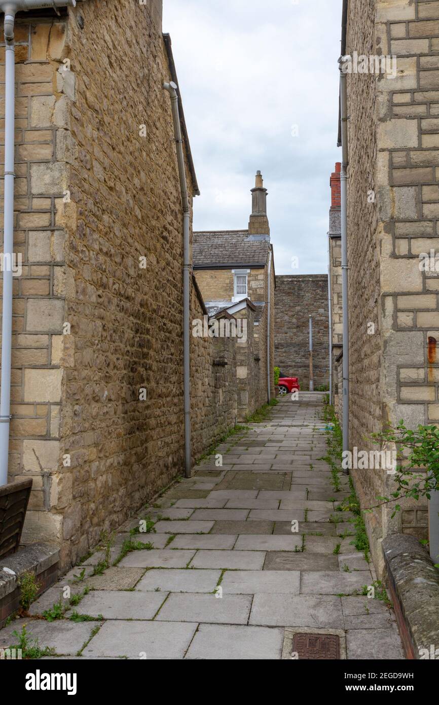 Vista lungo un vicolo (vicolo trasversale) nel Railway Village, Swindon, Wiltshire, Regno Unito. Foto Stock