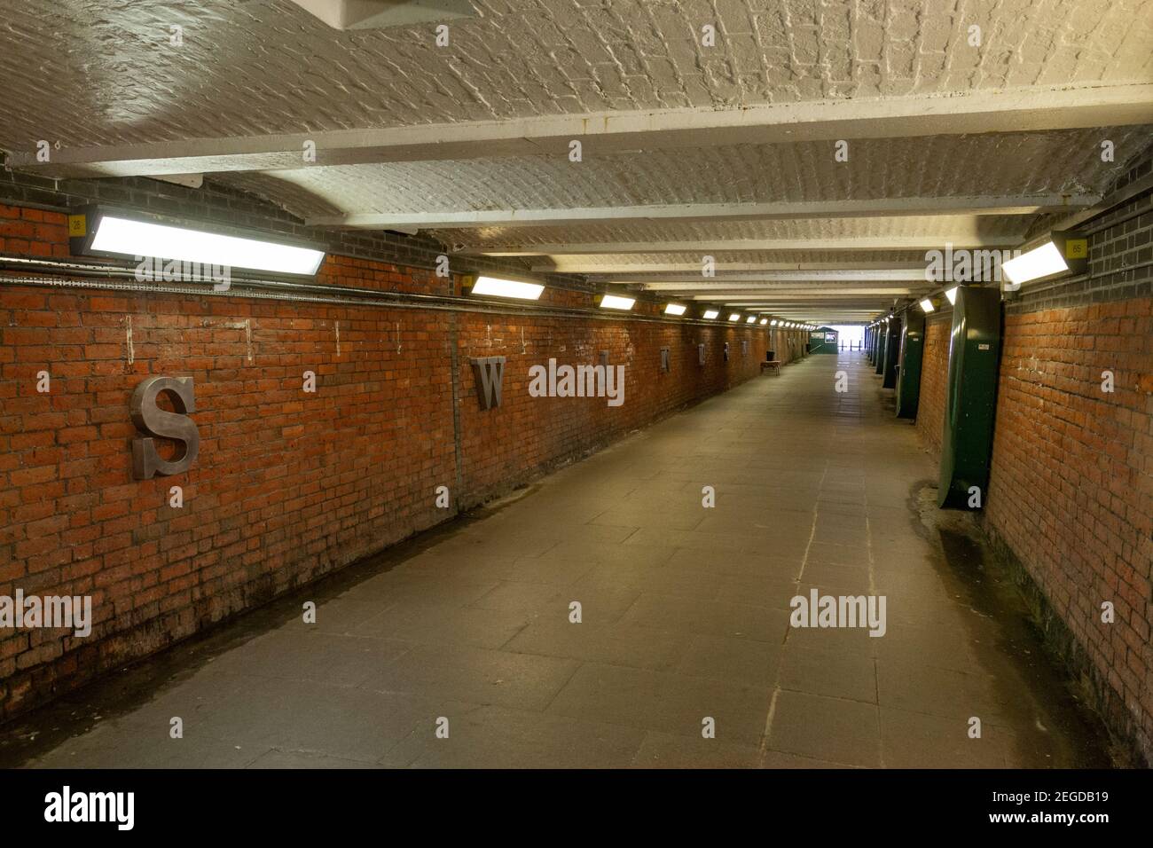 Il sottopassaggio pedonale/tunnel Great Western che collega il centro di Swindon con le ex opere di ingegneria della Great Western Railway, Wiltshire, Regno Unito. Foto Stock
