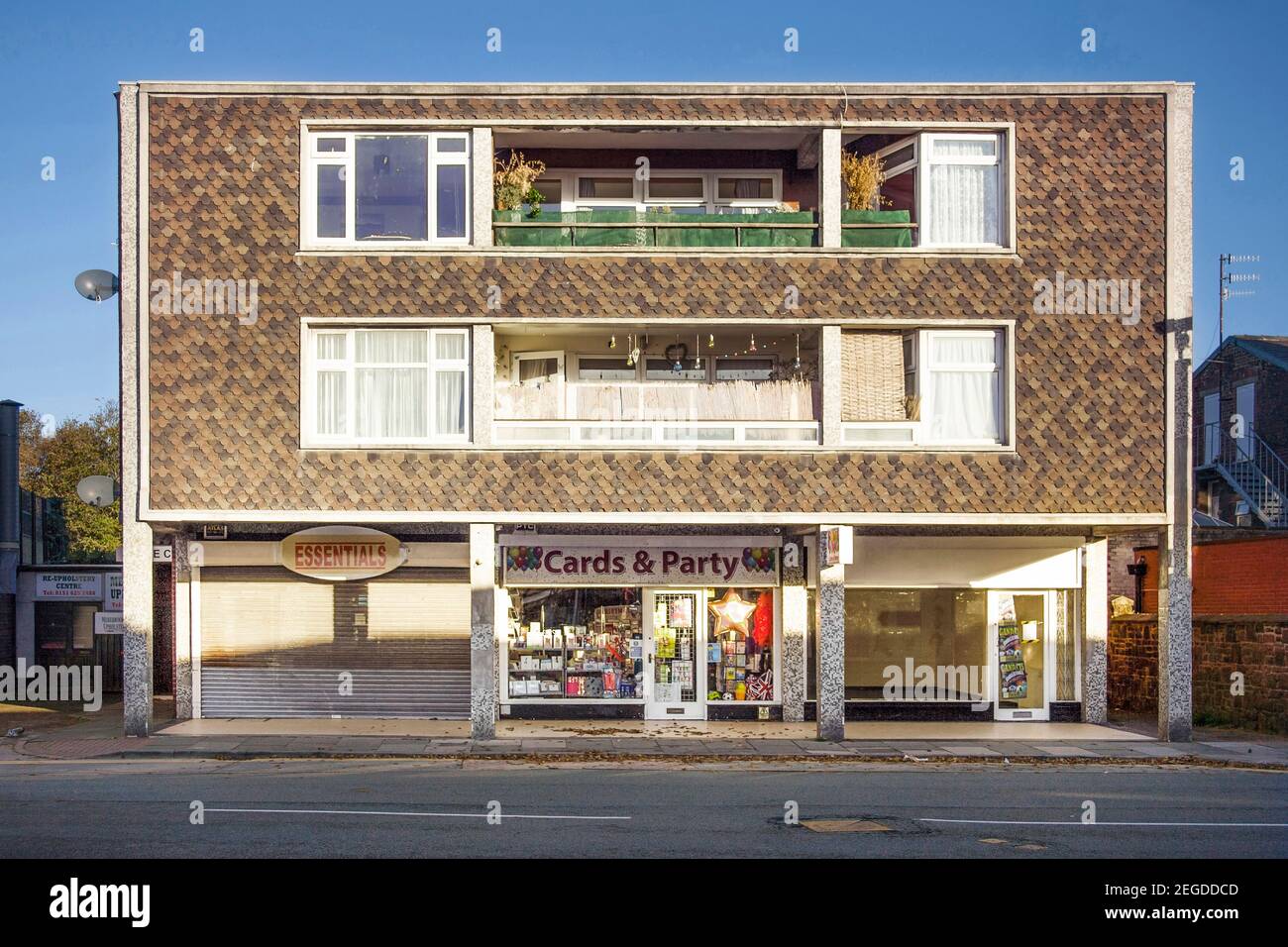 Fila di negozi in Dee Court Arcade Dee Lane, West Kirby, Wirral Foto Stock