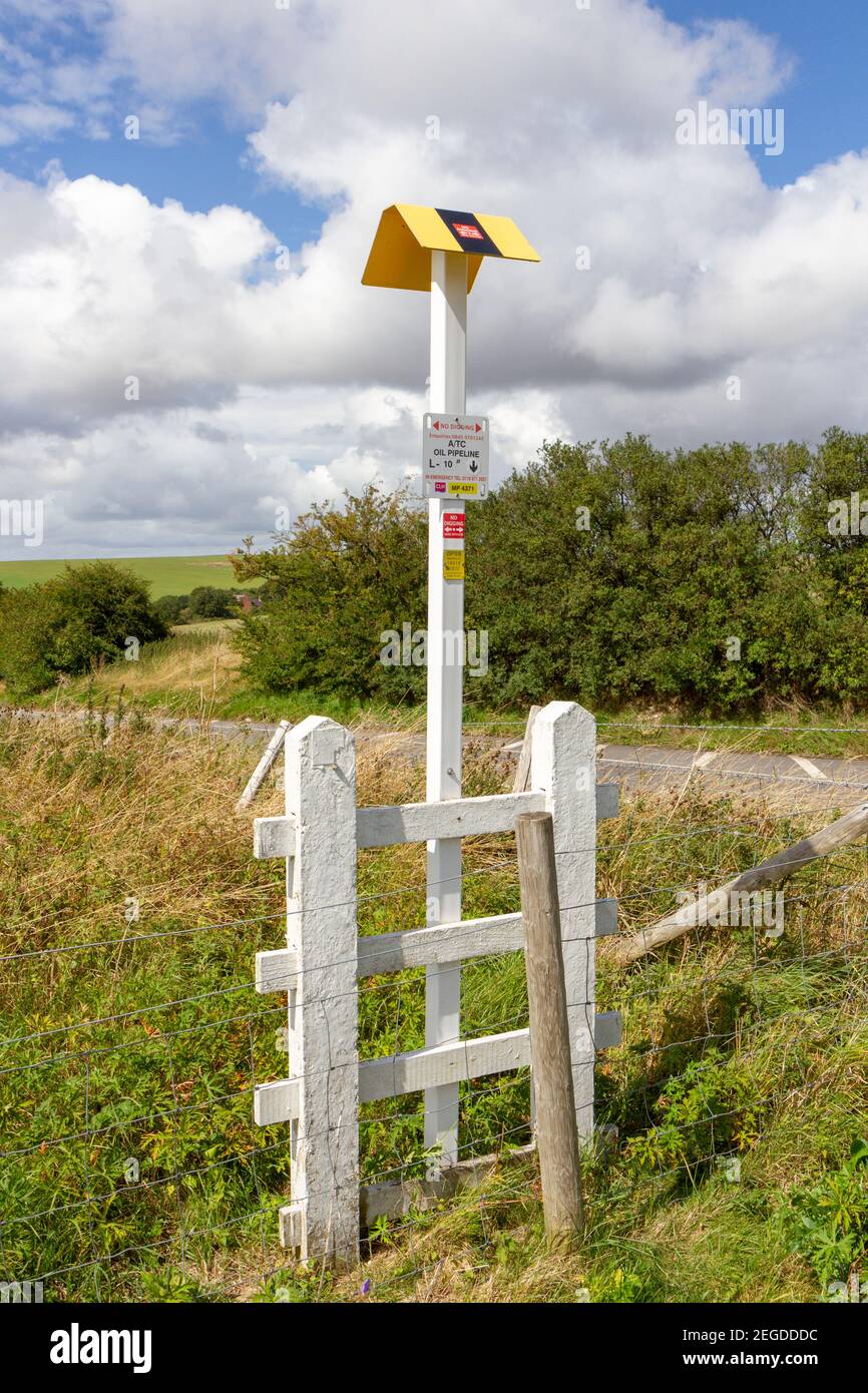 Posto di avvertimento e segno ('no scaving') che indica la posizione del oleodotto vicino al Santuario, un monumento cerimoniale, Wiltshire, Inghilterra. Foto Stock