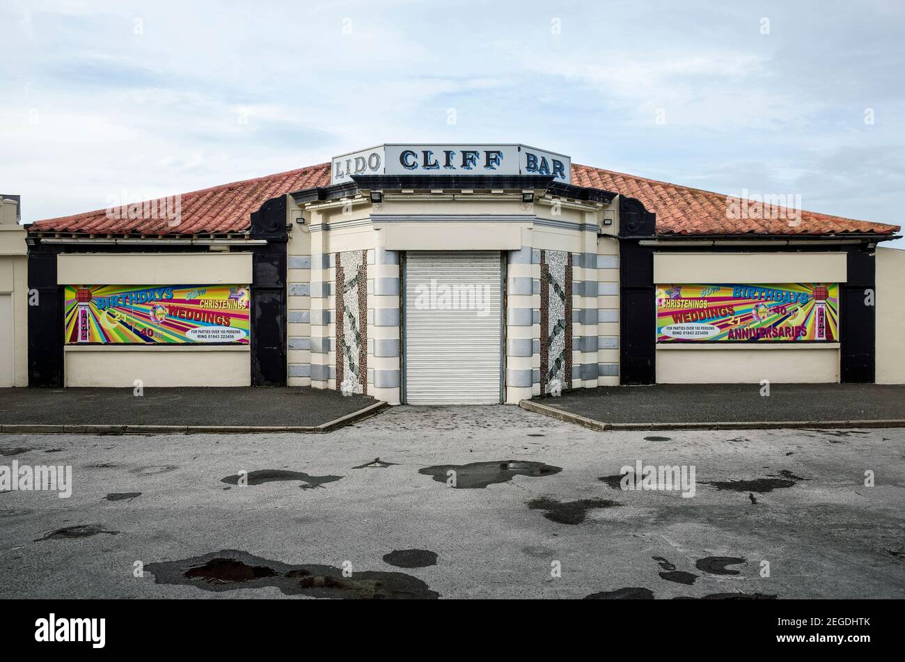 Sezione trascurata del vecchio edificio Lido Sands a Margate, Kent. Foto Stock
