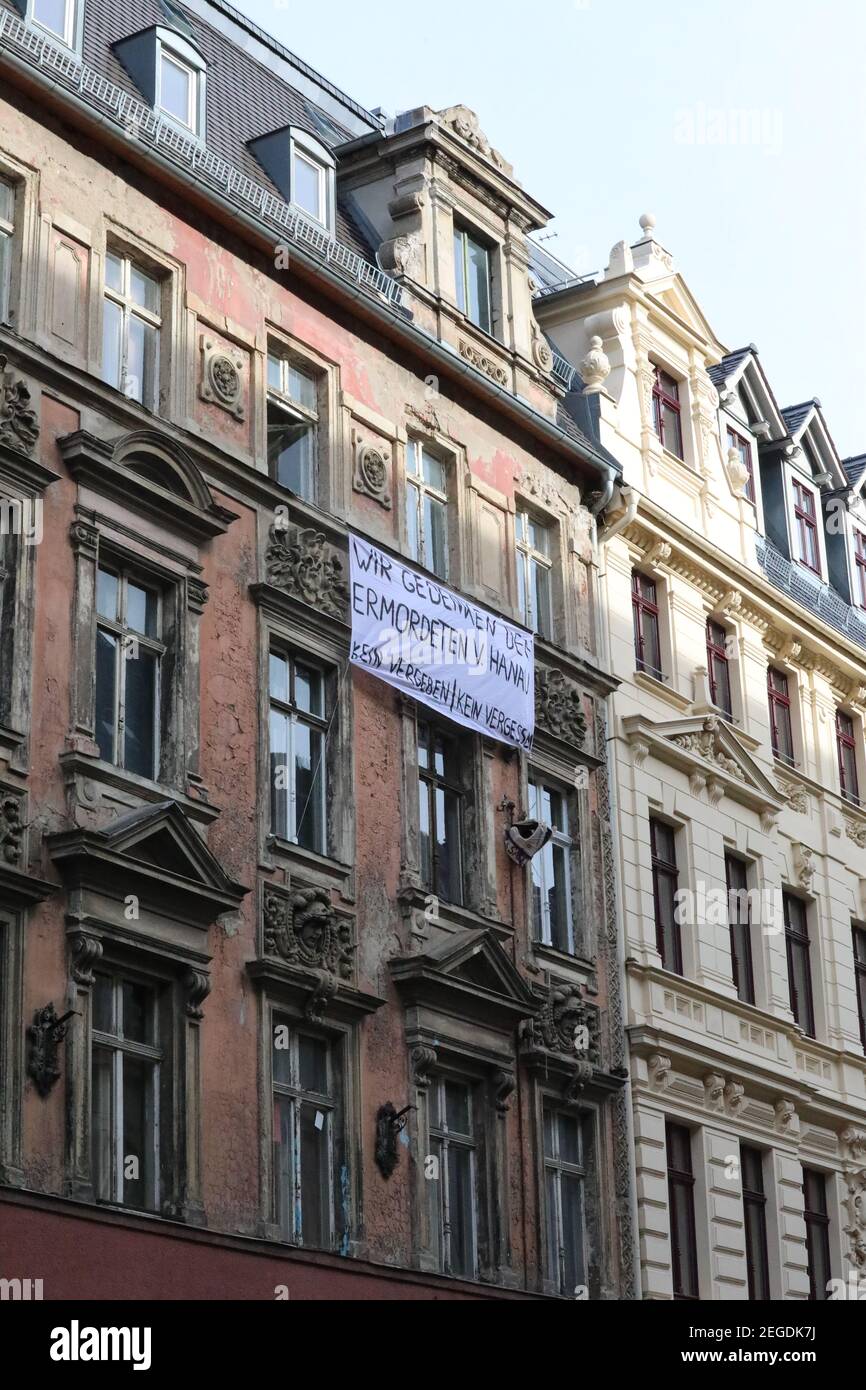 Banner an einem Haus: Gedenken an Opfer des rassistischen Anschlags a Hanau. Görlitz, 18.02.2021. Am 19.02. jährt sich der Anschlag von Hanau, bei de Foto Stock