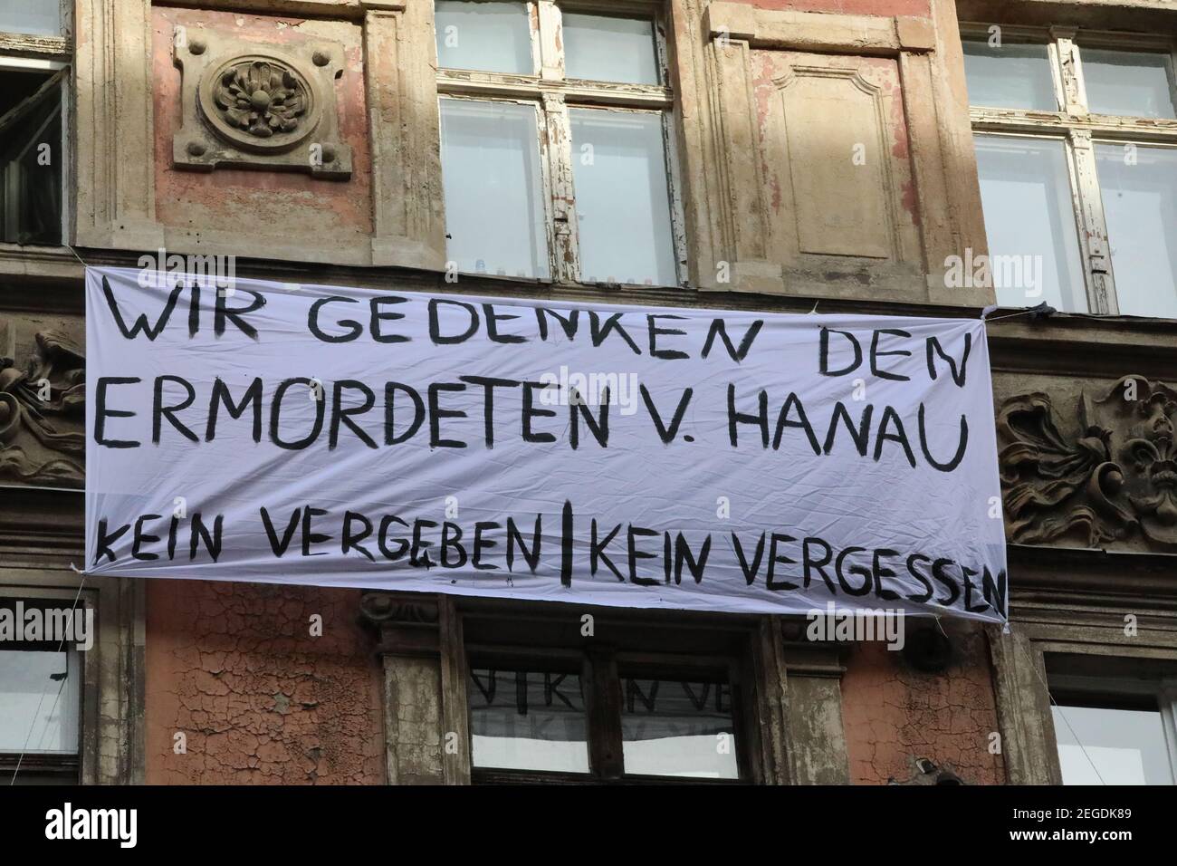 Banner an einem Haus: Gedenken an Opfer des rassistischen Anschlags a Hanau. Görlitz, 18.02.2021. Am 19.02. jährt sich der Anschlag von Hanau, bei de Foto Stock