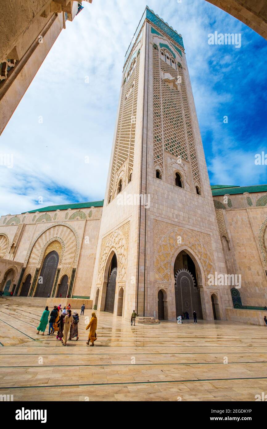 Un gruppo di famiglie nella moschea di Hassan II a Casablanca, Marocco Foto Stock