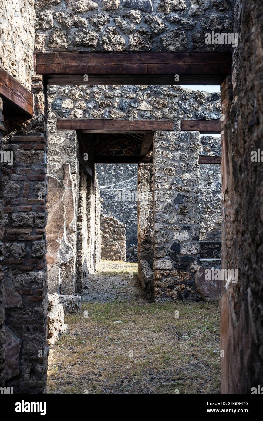 Antica casa nelle rovine romane dell'antico sito archeologico di Pompei in Campania Foto Stock