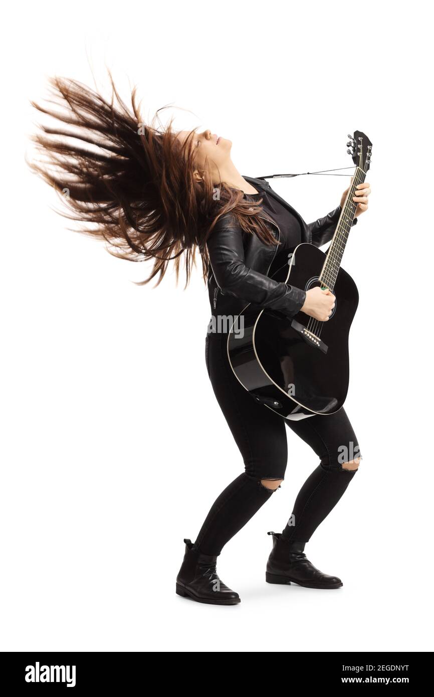 Femmina con chitarra acustica e capelli ondulati isolati sfondo bianco Foto Stock