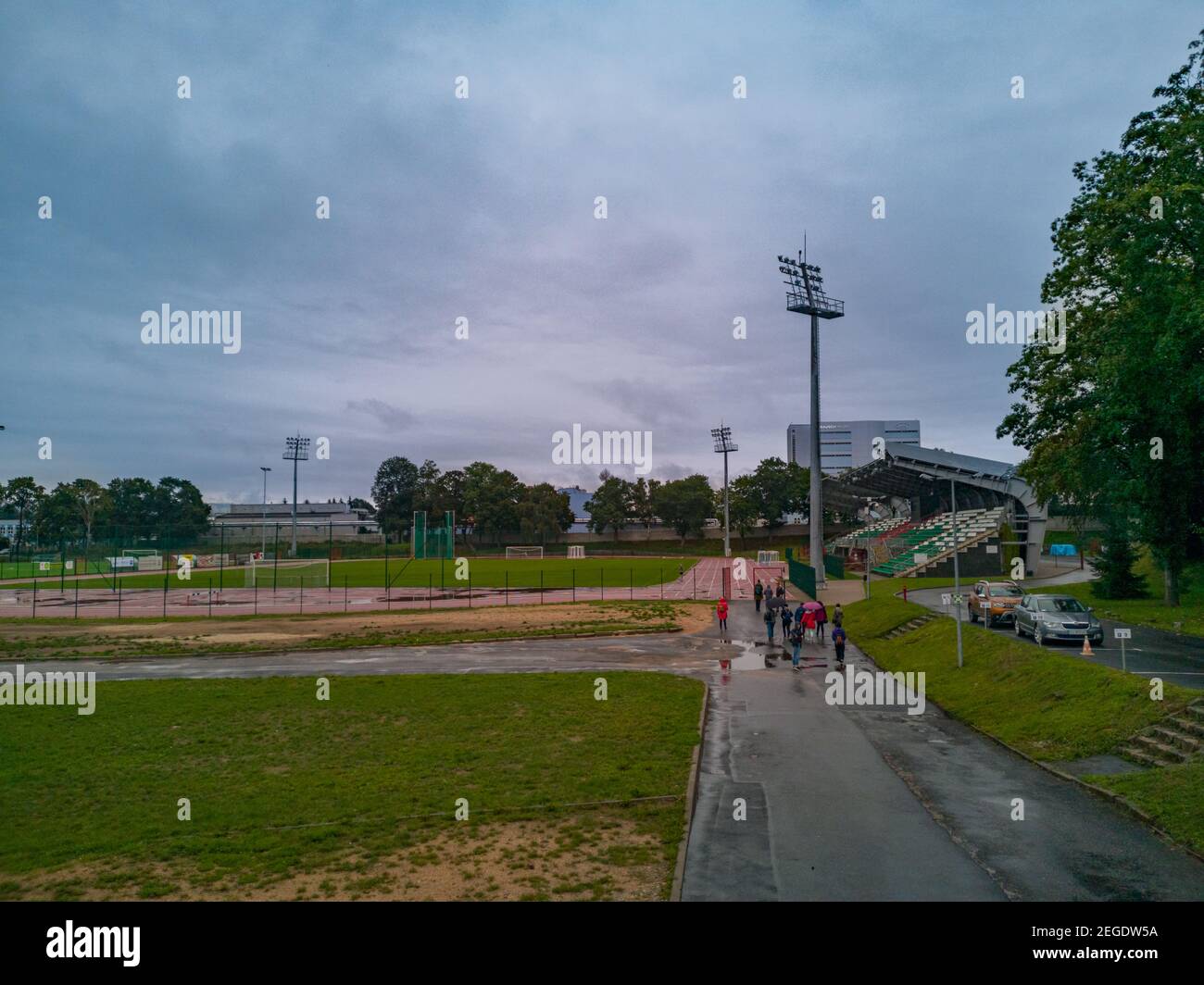 Jelenia Gora 7 settembre 2019 Gruppo di persone a piedi stadio Foto Stock