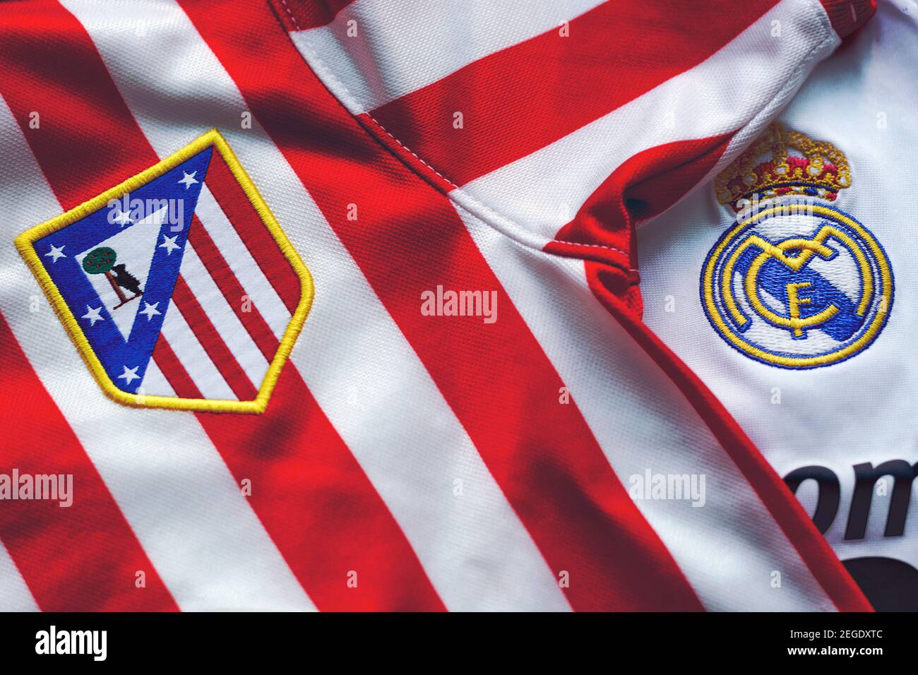 Primo piano sul logo dell'Atlético Madrid Football Club e Real Madrid nella camicia sportiva Foto Stock