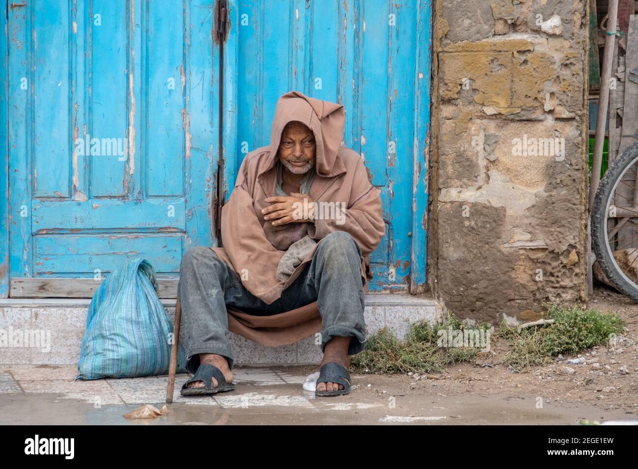 Un uomo senza casa seduto in una porta, il Marocco Foto Stock