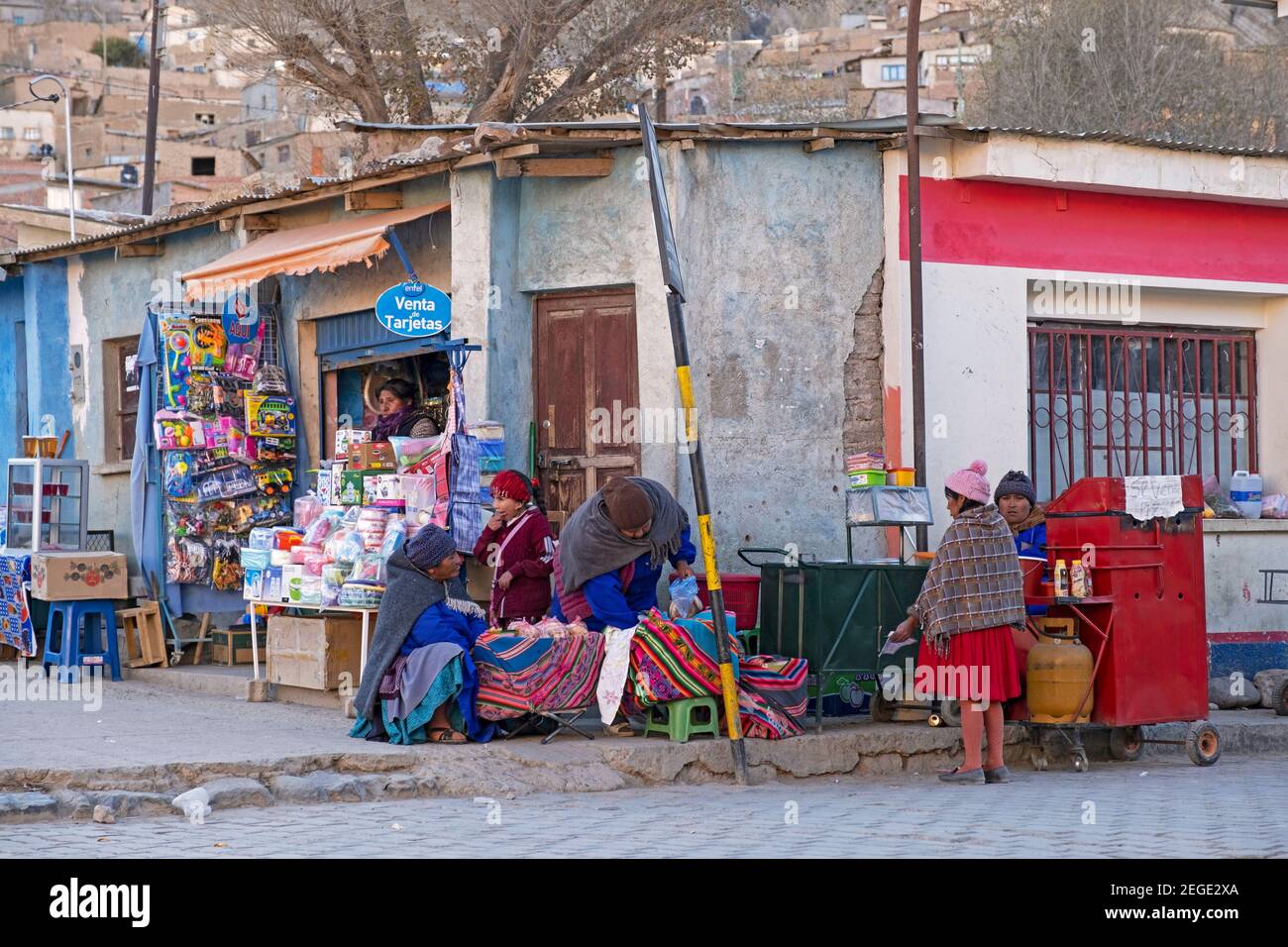 Venditori di strada Boliviani e piccolo negozio nel villaggio Atocha nelle Ande, Sud Chichas Provincia, Potosí Dipartimento, Bolivia Foto Stock