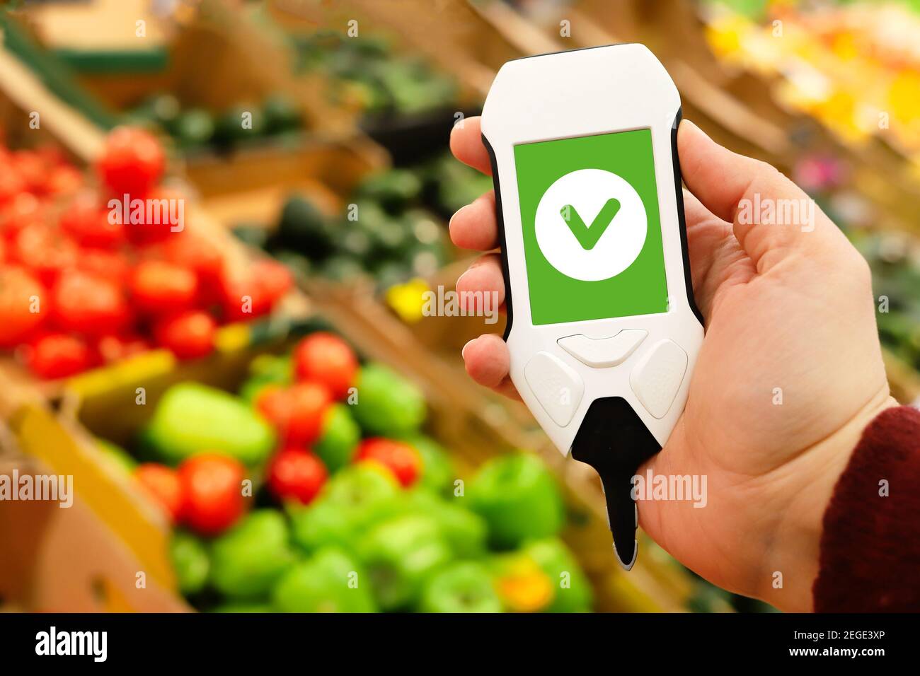 Utilizzare il tester per nitrati sul mercato per acquistare frutta e verdura biologica. Ispezione di prodotti agricoli ad alto contenuto di nitrati e nitriti. Concetto di lui Foto Stock